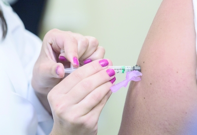 Brasileiros evitam tomar vacinas, mas imunização é importante para evitar complicações