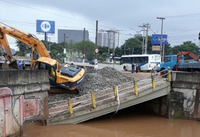 Ponte da Av. dos Estados desmorona em Santo André