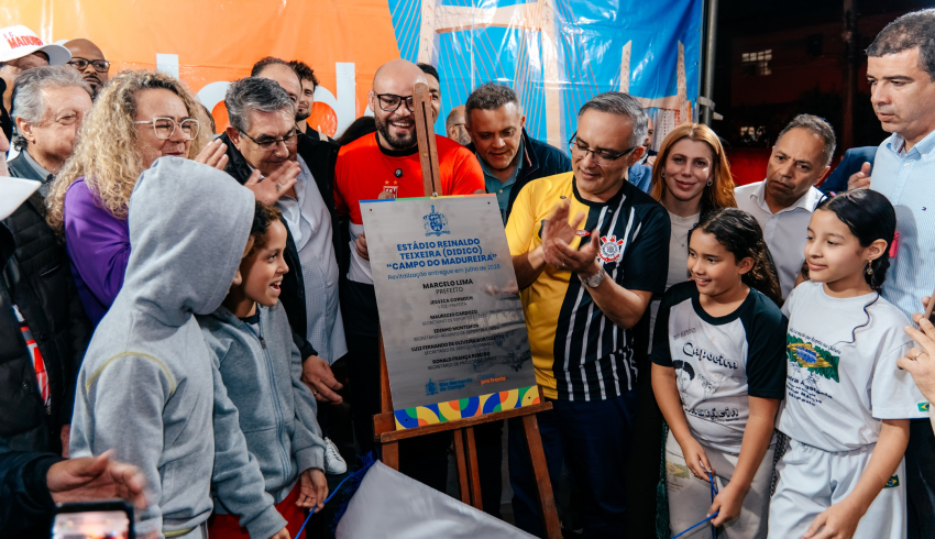 Marcelo Lima entrega campo do Madureira com gramado sintético e iluminação em LED