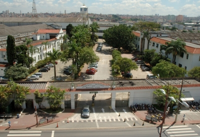 GM completa 92 anos e inaugura maior sistema solar da ind&uacute;stria