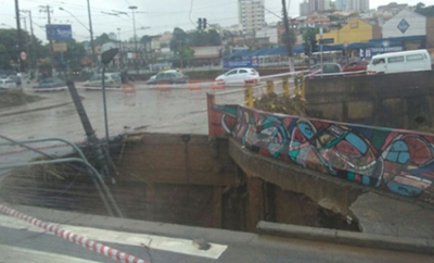 Queda de parte de ponte interrompe circulação de ônibus e trólebus no ABC