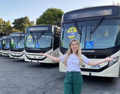 Vereadora Thai Spinello comemora a nova frota de ônibus do programa Tarifa Zero