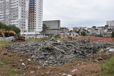 Santo André realiza demolição de prédios abandonados para criação de área