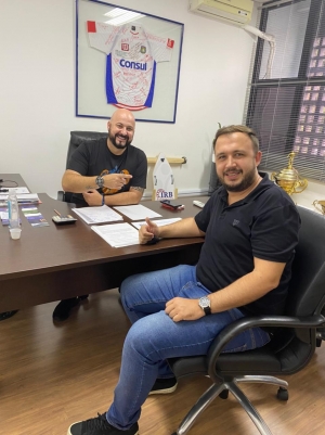 CEO do Azul&atilde;o Marcio Granada e o empres&aacute;rio Rodrigo Sodr&eacute; durante reuni&atilde;o 