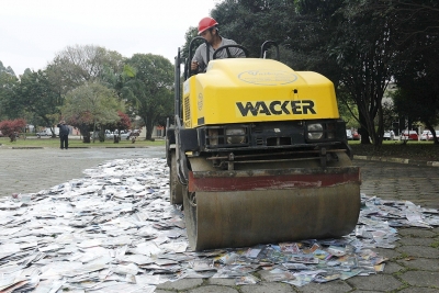 Santo André destrói uma tonelada de DVDs e CDs piratas