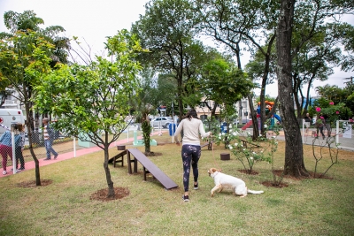 Praça Itália, no Bairro da Fundação, é entregue revitalizada