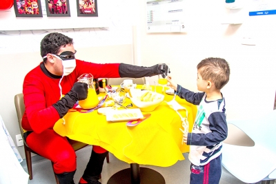 Menino pediu um café da manhã especial com pão francês