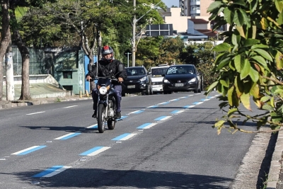 Avenida dos Estados e Presidente Costa e Silva devem ganhar Faixa Azul para motociclistas