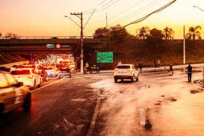 Interven&ccedil;&atilde;o corrige projeto anterior e reorganiza entrada de grande movimenta&ccedil;&atilde;o de ve&iacute;culos na cidade