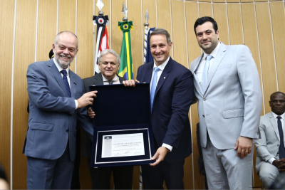 C&eacute;sar Oliva entrega T&iacute;tulo de Cidad&atilde;o ao deputado federal Guilherme Derrite