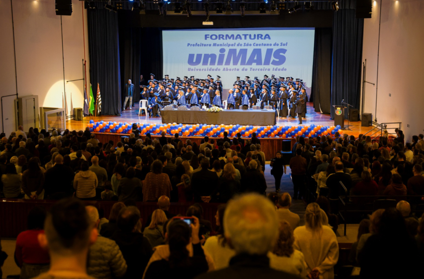 UniMais forma mais de 100 alunos em cerimônia no Teatro Paulo Machado, em São Caetano