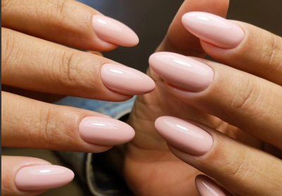 Com f&eacute;rias e temperaturas altas, t&eacute;cnica russa se torna aposta para mulheres que buscam unhas de longa dura&ccedil;&atilde;o